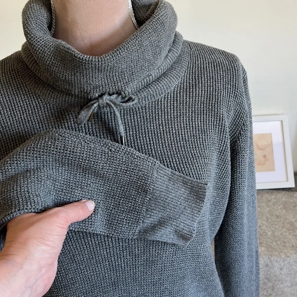 Lauren sweatshirt/top, gray waffle knit, with drawstring turtleneck, size L - Picture 6 of 9